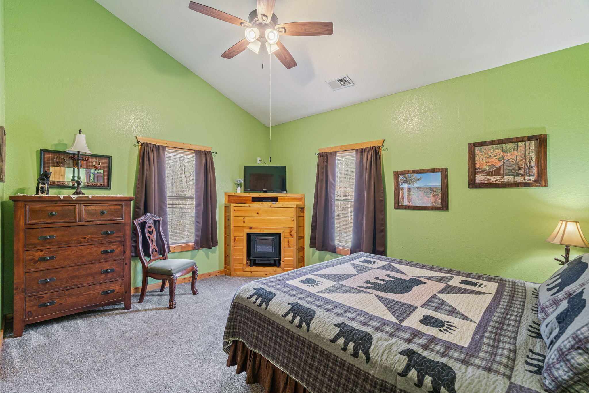 Huisje, Meerdere bedden, uitzicht op bergen (Pigeon Forge Hideaway) | 2 slaapkamers, individueel gedecoreerd, individueel gemeubileerd