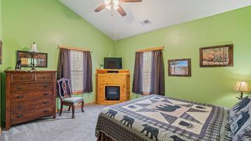 Huisje, Meerdere bedden, uitzicht op bergen (Pigeon Forge Hideaway) | 2 slaapkamers, individueel gedecoreerd, individueel gemeubileerd
