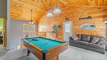 Cabane, plusieurs lits, vue montagne (Pigeon Forge Hideaway) | Coin séjour