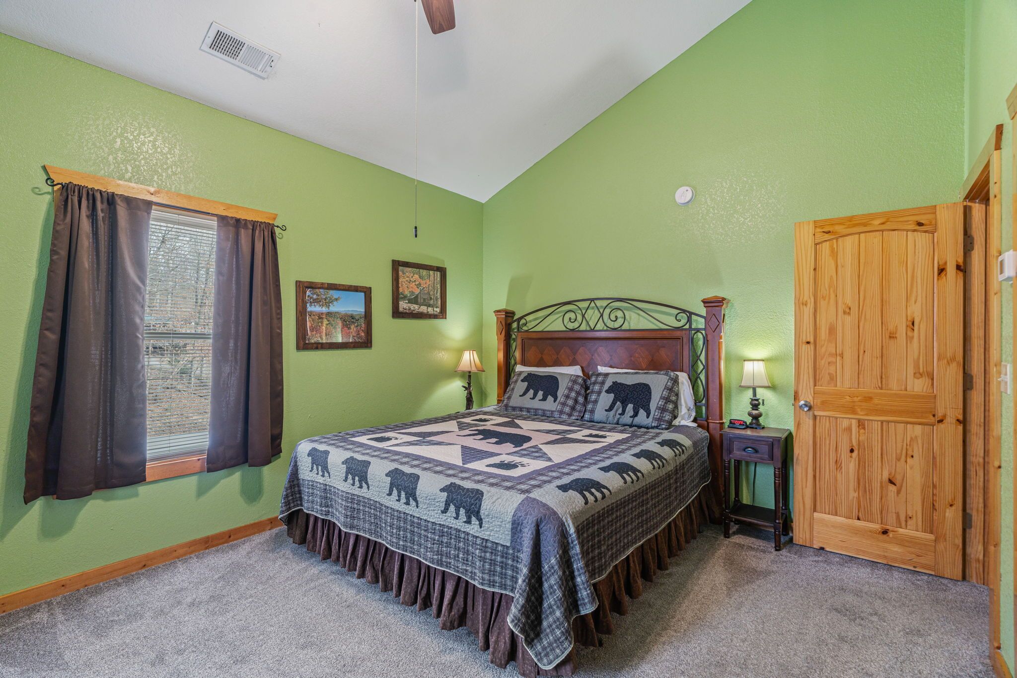 Cabaña, varias camas, vista a la montaña (Pigeon Forge Hideaway) | 2 habitaciones, decoración personalizada y muebles diferentes 