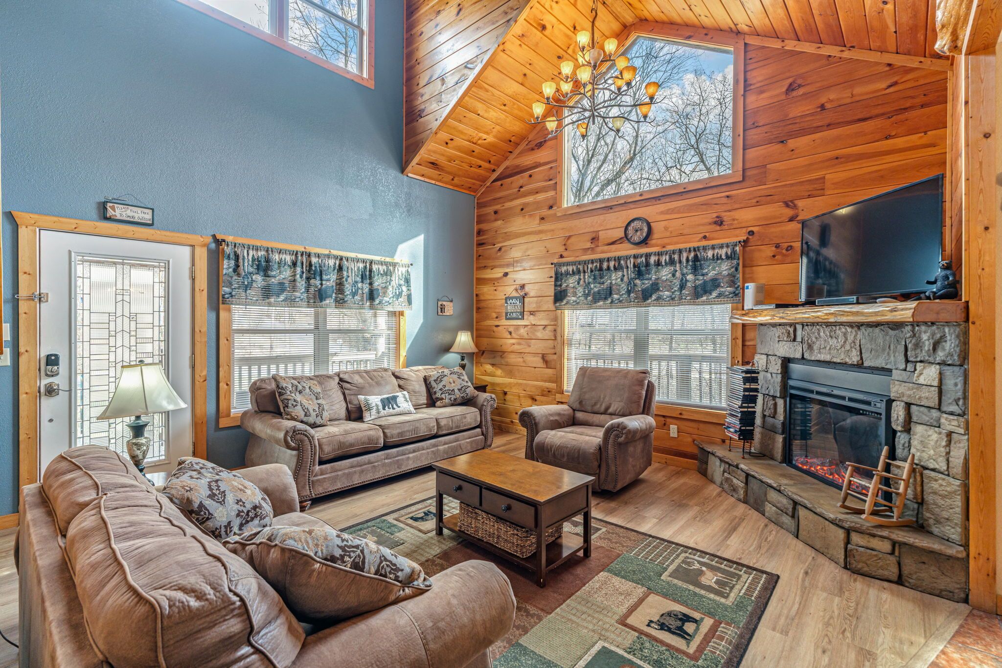 Cabaña, varias camas, vista a la montaña (Pigeon Forge Hideaway) | Área de sala de estar