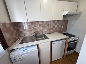 Geladeira, micro-ondas, cooktop, lava-louças