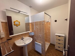 Shower, hair dryer, toilet paper - La Maisonnette de Saint Pierre (Saint-Pierre-d'Oléron)