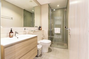 Appartement Deluxe, balcon, vue lac | Salle de bain | Douche, articles de toilette gratuits, sèche-cheveux, chaussons
