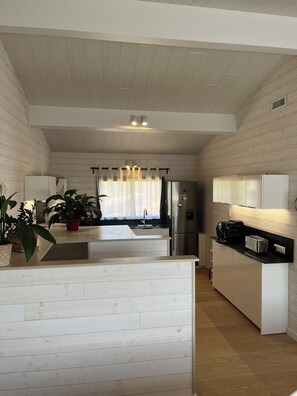 Wasserkocher mit Kaffee-/Teezubehör, Kühlschrank, Mikrowelle, Ofen