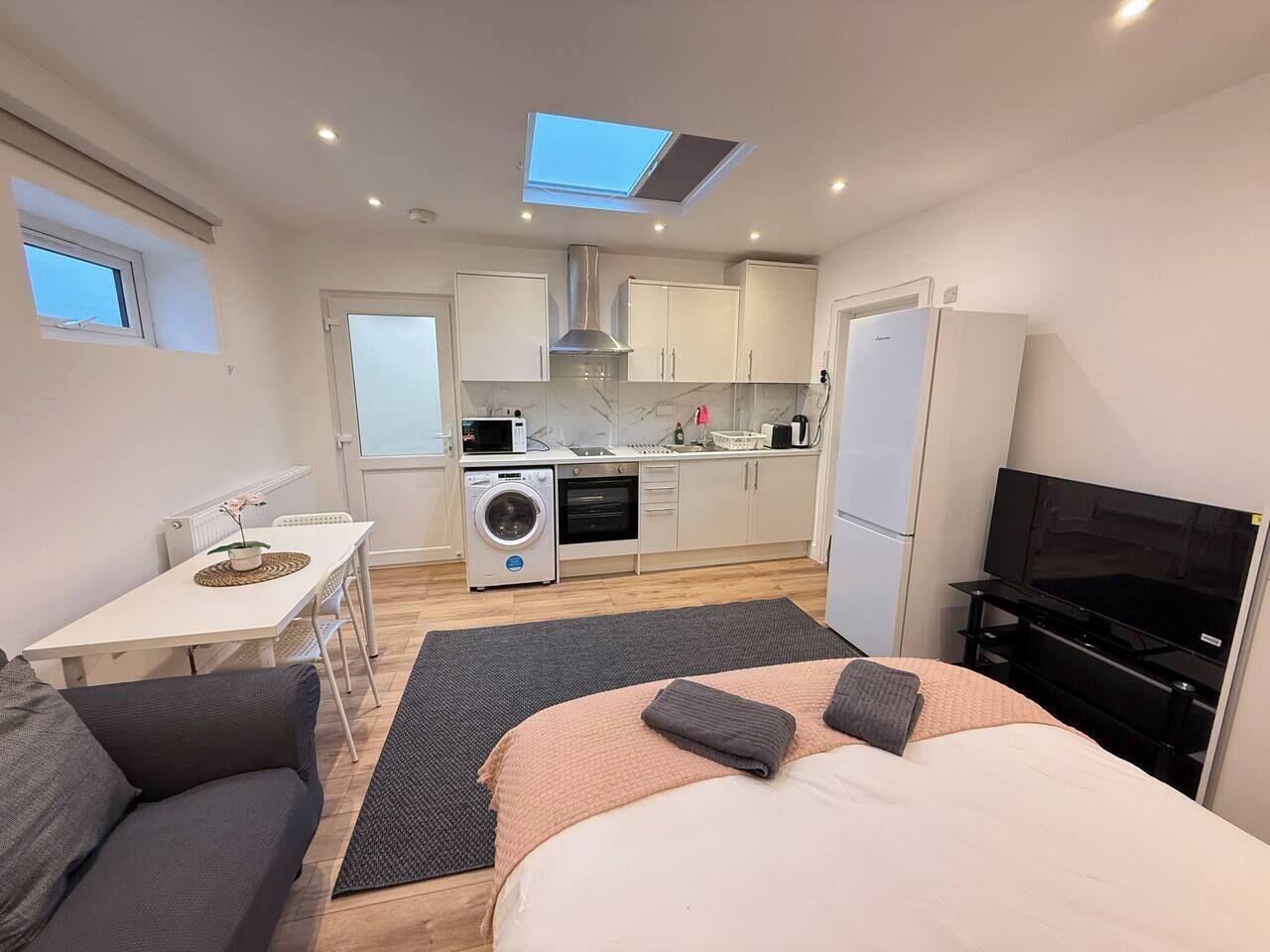 Desk, iron/ironing board, WiFi, bed sheets