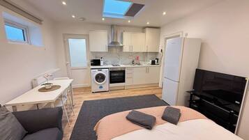 Desk, iron/ironing board, WiFi, bed sheets