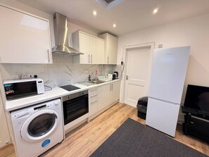 Private kitchen - Cosy skylight Modern Studio + Free Private Parking (Greater London)
