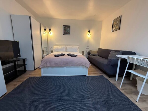 Room - Cosy skylight Modern Studio + Free Private Parking (Greater London)
