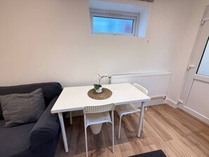 Dining - Cosy skylight Modern Studio + Free Private Parking (Greater London)