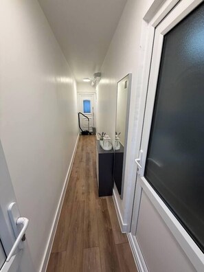 Interior - Cosy skylight Modern Studio + Free Private Parking (Greater London)