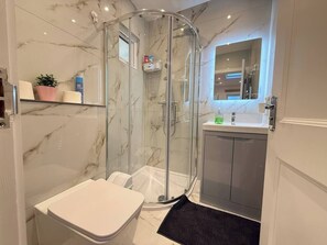 Bathroom - Cosy skylight Modern Studio + Free Private Parking (Greater London)