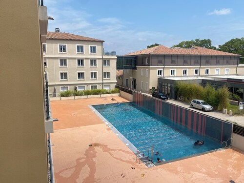Studio with a view of the pool, near the beach and downtown