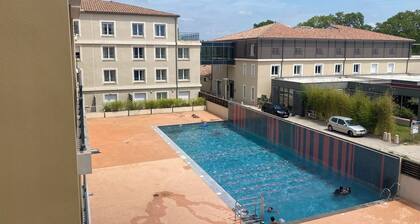 Studio with a view of the pool, near the beach and downtown