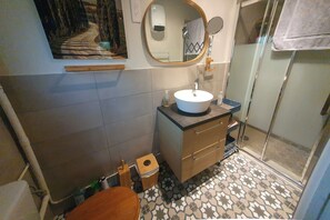 Bathroom - Le Goëland, bed and breakfast near the beach, with a garden, breakfast, kitchenette, and pool (ST CYR SUR MER)