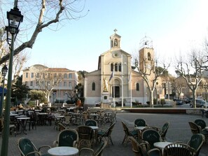 Outdoor dining - Le Goëland, bed and breakfast near the beach, with a garden, breakfast, kitchenette, and pool (ST CYR SUR MER)