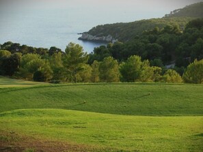 Golf - Le Goëland, bed and breakfast near the beach, with a garden, breakfast, kitchenette, and pool (ST CYR SUR MER)
