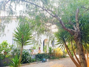 Property grounds - Le Goëland, bed and breakfast near the beach, with a garden, breakfast, kitchenette, and pool (ST CYR SUR MER)