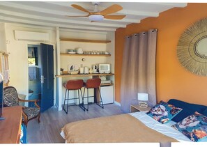Room - Le Goëland, bed and breakfast near the beach, with a garden, breakfast, kitchenette, and pool (ST CYR SUR MER)