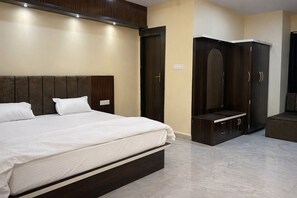 Desk, free WiFi - Hotel Leelanchal (Sehore)