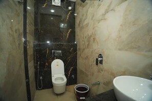 Habitación ejecutiva | Baño | Ducha, toallas y jabón