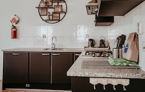 Coffee/tea maker, fridge, microwave, stovetop - Beautiful home in Uitgeest with house sea view (Uitgeest)