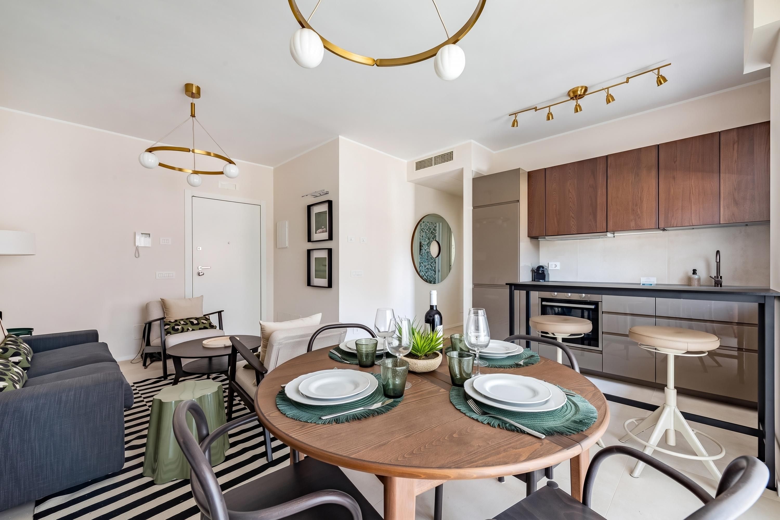 Un apartamento moderno con zona de comedor, cocina y sala de estar.