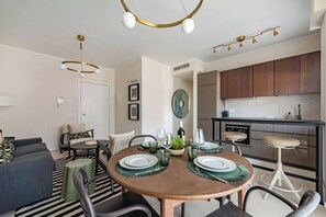 A modern living room with a dining area, kitchen, and a staircase. - Dimora Italia in the Centre Bari (Bari)