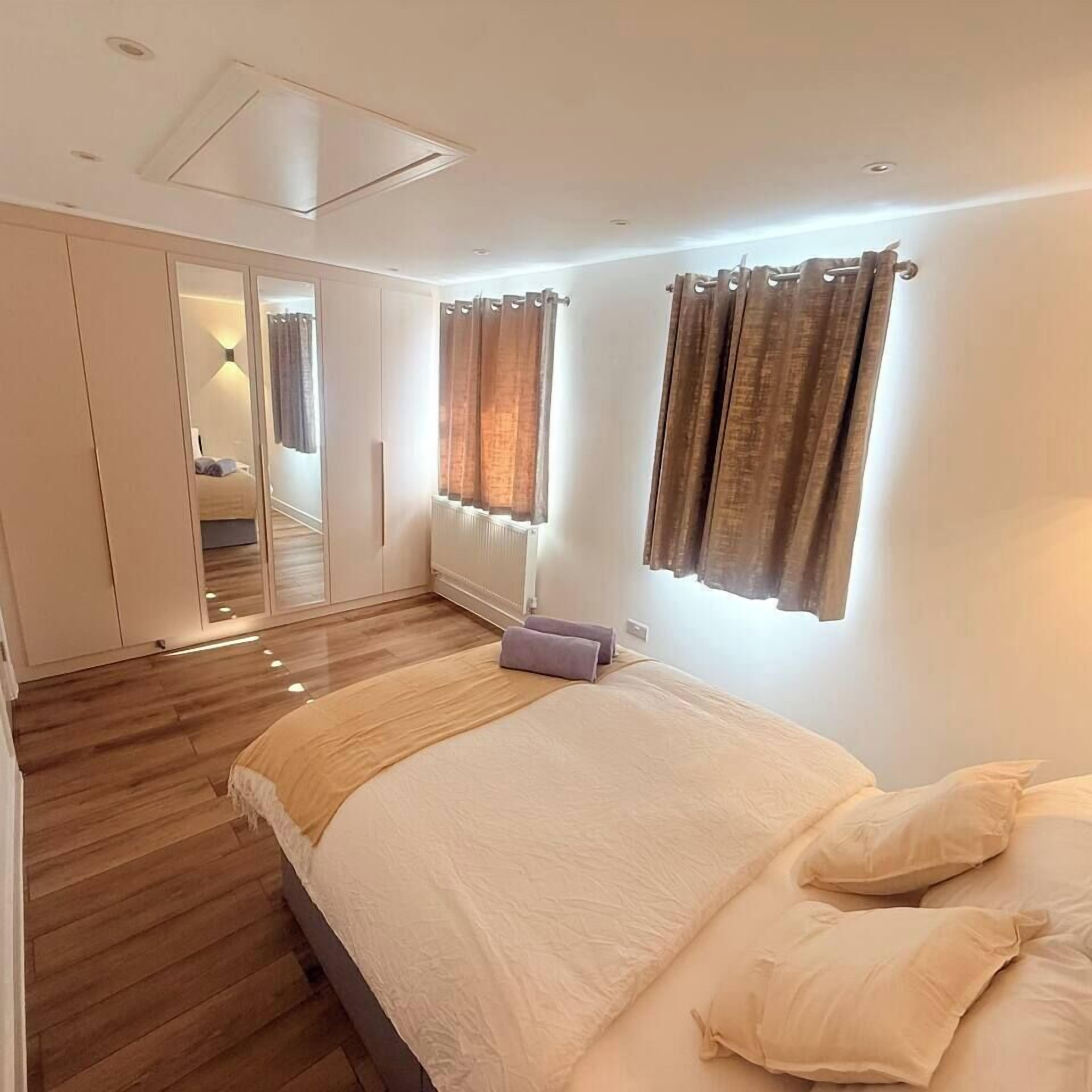 Desk, iron/ironing board, WiFi, bed sheets