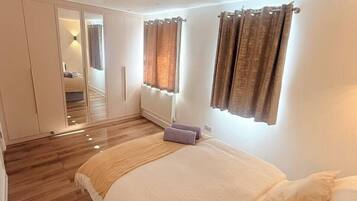 Desk, iron/ironing board, WiFi, bed sheets