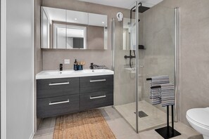 Shower, hair dryer, soap, toilet paper - Paradis på Sørlandet 3 (Agder)