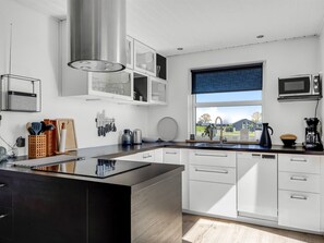 Kühlschrank, Mikrowelle, Geschirrspüler, Kochgeschirr/Geschirr/Besteck