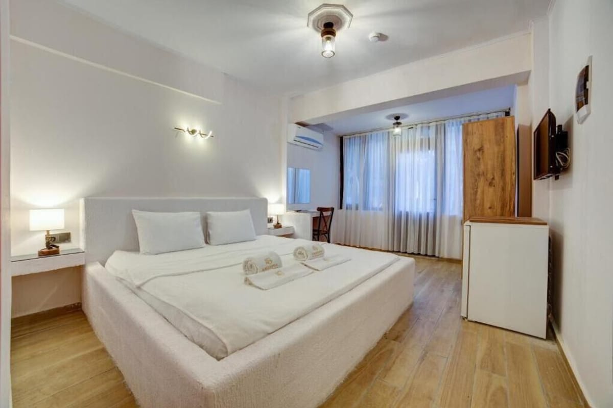 Habitación estándar doble, vistas a la piscina | Espacio para trabajar con un portátil y wifi gratis