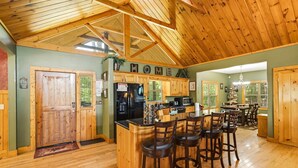 小屋, 多張床, 山景 (Riversong Retreat) | 用餐區