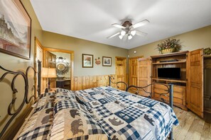 Ferienhütte, Mehrere Betten, Bergblick (Riversong Retreat) | 2 Schlafzimmer, individuell dekoriert, individuell eingerichtet