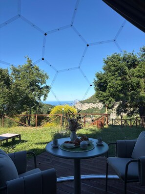 Outdoor dining - Immerse yourself completely in nature; relax in the tub, surrounded by the whirlpool and the stars. (Pianillo)