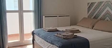 1 habitación, tabla de planchar con plancha y ropa de cama