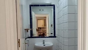 A bathroom with a sink, mirror, and shower curtain. - Apartment in Conil, located in one of the best areas (Conil de la Frontera)