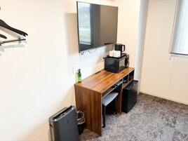 Escritorio, wifi gratis, ropa de cama
