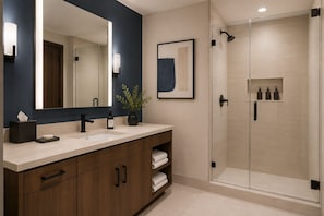Junior-Zimmer | Badezimmer | Kostenlose Toilettenartikel, Haartrockner, Handtücher, Seife