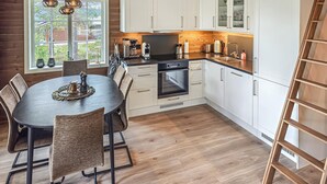 Coffee/tea maker, fridge, oven, stovetop - 3 bedroom cozy home in åmli (Åmli)