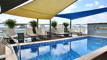Piscine extérieure, parasols de plage, chaises longues