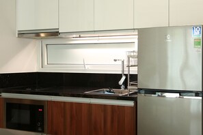Studio Standar | Dapur pribadi | Lemari es, microwave, kompor, dan peralatan masak/sendok-piring