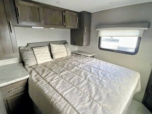1 bedroom, bed sheets