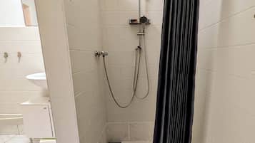 Dusche, Haartrockner, Handtücher, Toilettenpapier
