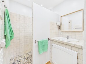 Bathroom - Vrbo Property (Rognes)