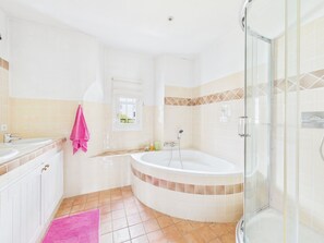 Bathroom - Vrbo Property (Rognes)
