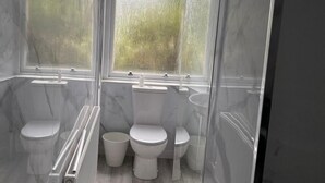 Kylpyhuoneessa on kaksi wc:tä, suihku ja ikkuna.