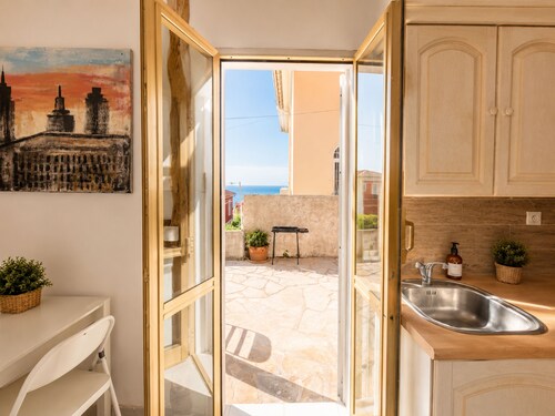 Small House Downtown Near Monaco