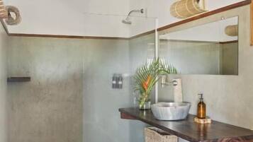 Superior Suite, Balcony, Garden View | Bathroom | Soap, shampoo, toilet paper